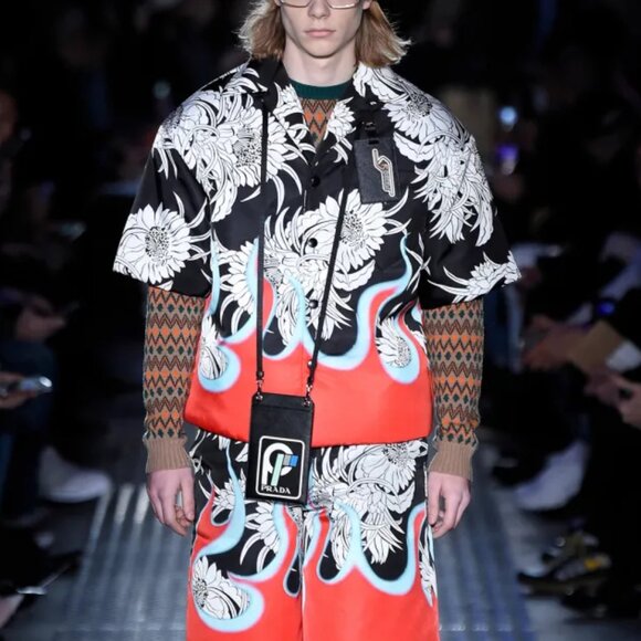 Prada AW/18 Runway Camel Brown Chevron Logo Cashmere Crew-Neck Sweater - Picture 2 of 13